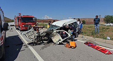 Otomobil ile ticari araç çarpıştı: 7 yaralı
