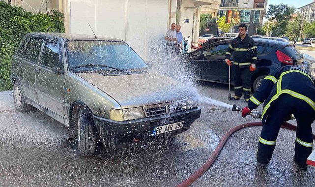 Park halinde aküsü patlayan araçta yangın paniği