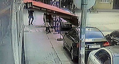 Park yapmak için engel gördüğü esnafın üzerine aracını süren sürücü kameraya yakalandı