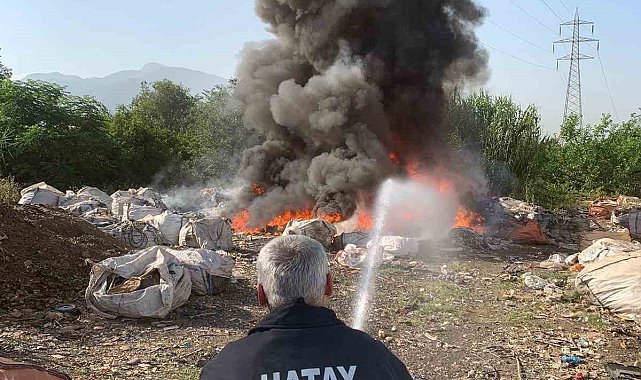 Payas'ta hurdalık alandaki yangına itfaiye müdahale etti