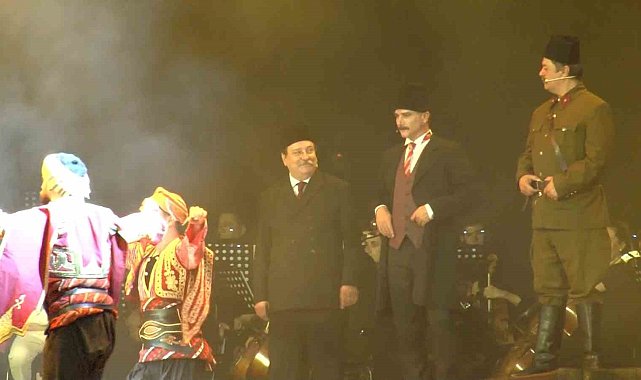 "Cumhuriyete Doğru" tiyatro oyunu Beşiktaş Tüpraş Stadyumu'nda sahnelendi
