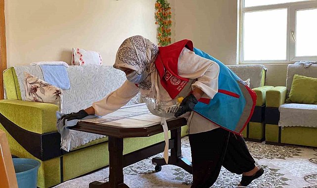 "Vefa" ekibi yaşlı ve hastaların yardımına koşuyor