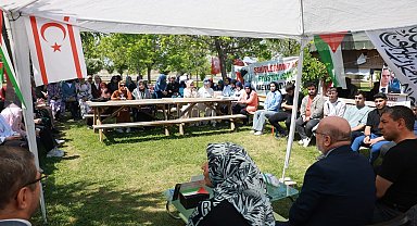 Rektör Karamustafa, öğrencilerin Filistin'le Dayanışma Platformu'nu ziyaret etti