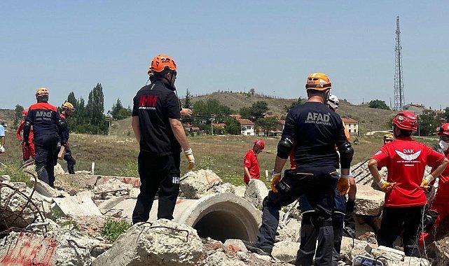 Saha Uzantılı Masa Başı Deprem Tatbikatı, Vali Aksoy'un başkanlığında gerçekleştirildi