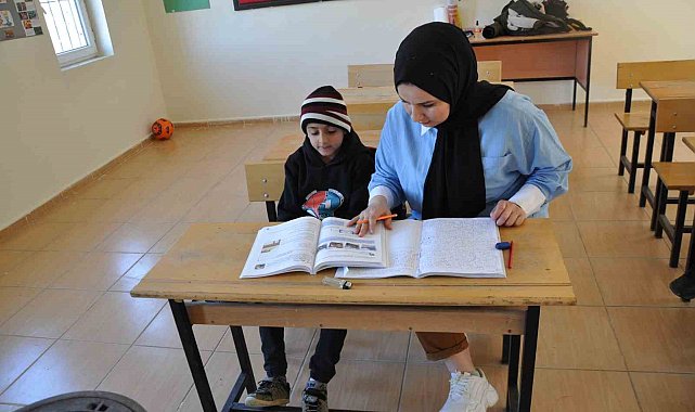 Sason'da okulun tek öğrencisi karne heyecanı yaşadı