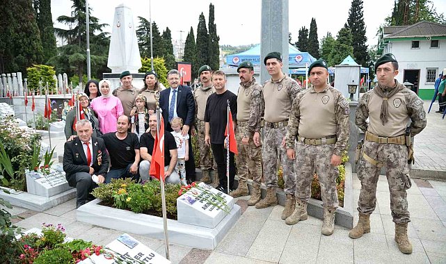 Şehit mezarlarına karanfil bıraktılar, şehit aileleri ile bayramlaştılar