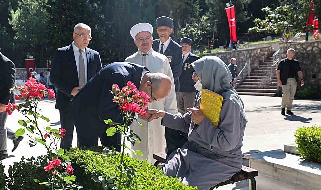 Şehitliklerde hüzünlü bayramlaşma