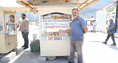 Seyyar aracının camına 'Allah ölülerine kavuştursun simitçisi' yazdıran simitçiyi gören bir daha bakıyor
