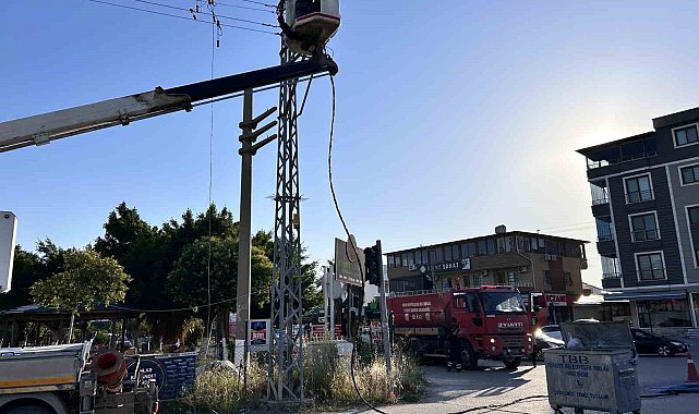 Sıcağın etkisiyle kopan elektrik telinde yaşanan patlama kamerada