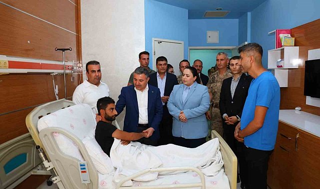 Şırnak Valisi Atay, yaralı güvenlik korucusunu hastanede ziyaret etti