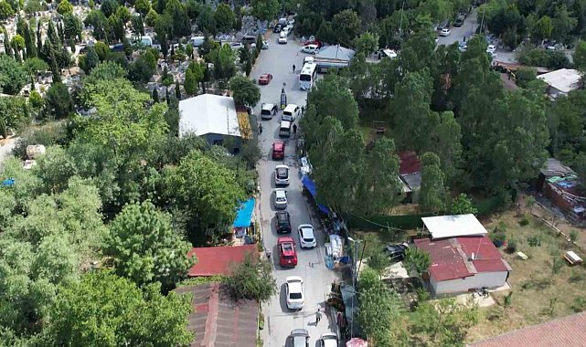 Sultangazi'de mezarlık yolunda uzun araç kuyruğu