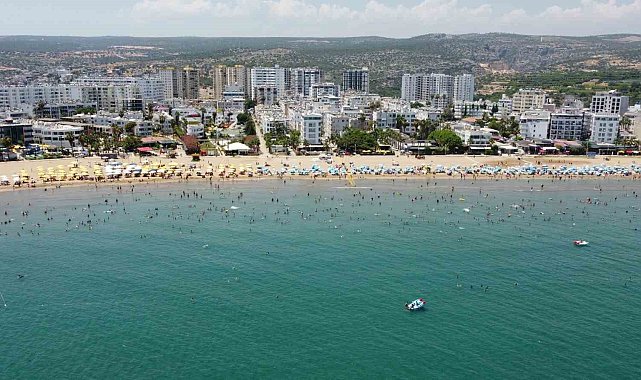 Tatilciler Mersin'e akın etti, sahiller doldu