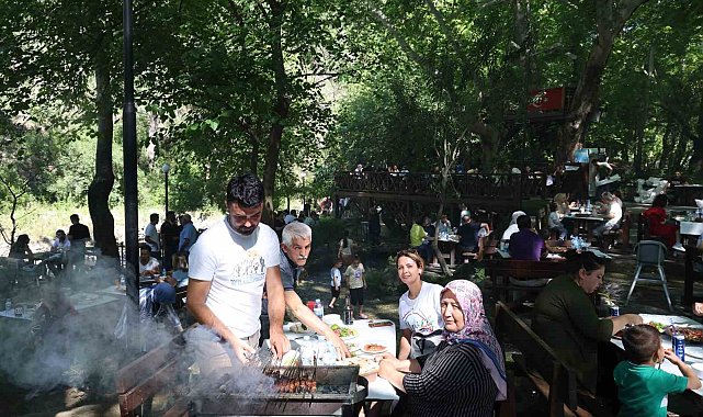 Termometreler 40 dereceyi aştı, vatandaş tabiata akın etti