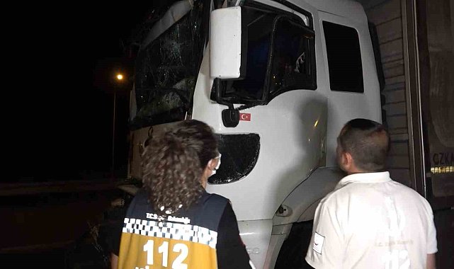 Tıra arkadan çarpan kamyonetin sürücüsü şoför kabininde sıkıştı