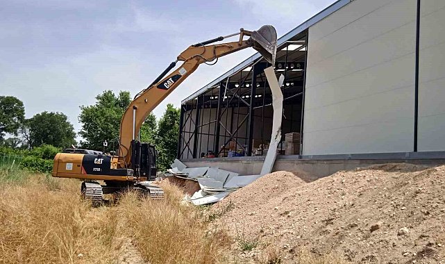 Ürünlü ve Alaaddinbey'de kaçak yapılara müdahale