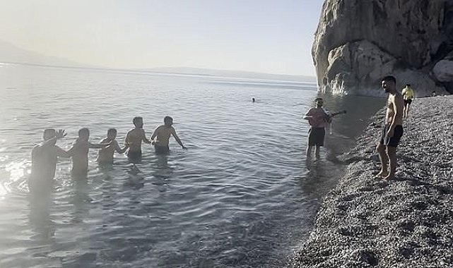 Van Gölü'nde halaylı sezon açılışı