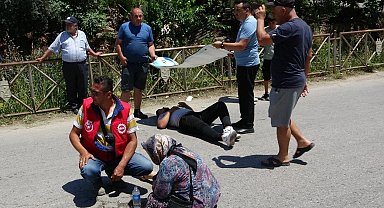 Yaralıları güneşten etkilenmemesi için otomobil güneşliği ile korumaya çalıştılar