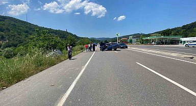 Zonguldak'ta iki araç kafa kafaya çarpıştı: 2 yaralı
