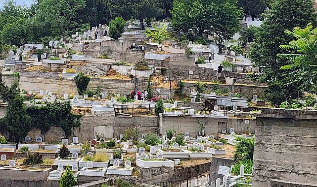 Zonguldak'ta vatandaşlar arife günü mezarlık ziyaretleri yaptı