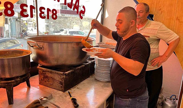 39 yaşındaki down sendromlu garson çalışarak annesine bakıyor