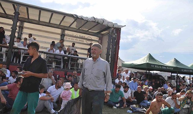 70 yaşındaki duyarlı dede: Binlerce kişinin katıldığı bayramda çöpleri topluyor
