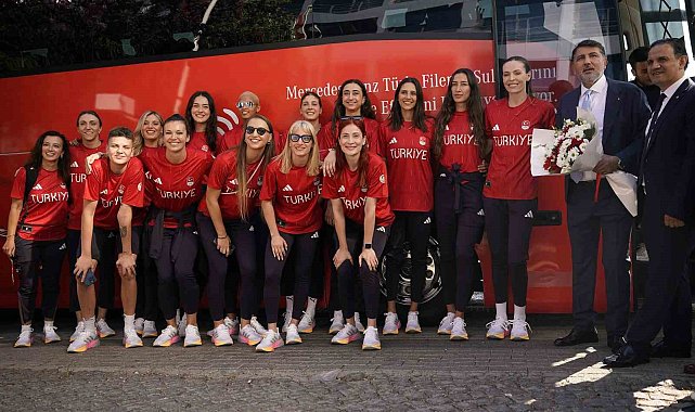A Milli Kadın Voleybol Takımı'nın Paris yolculuğu başladı