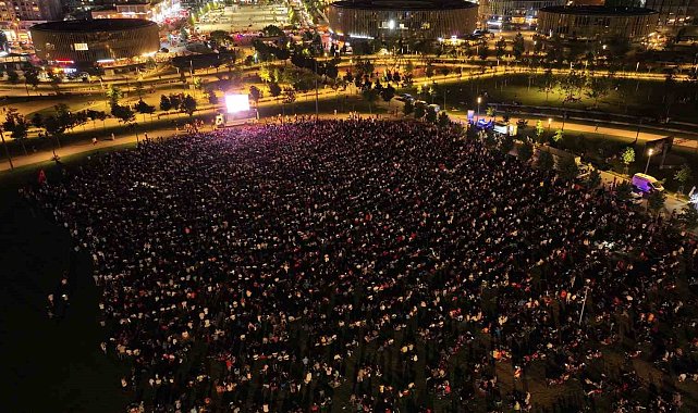 A Milli Takım'ın zaferi Başakşehir'de coşkuyla kutlandı