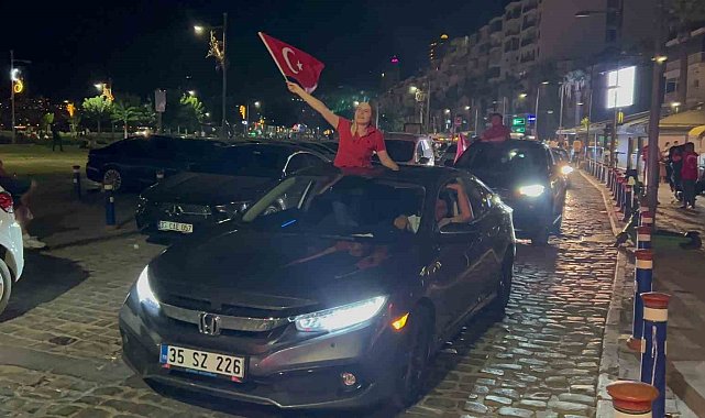 A Milliler'in zaferi İzmir'de coşkuyla kutlandı