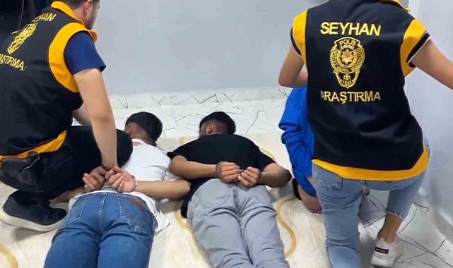 Adana'da gardırobun zulasından hafif makineli tüfek çıktı