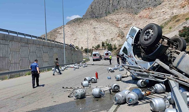 Amasya'da tüp yüklü kamyon devrildi: 1 ağır yaralı
