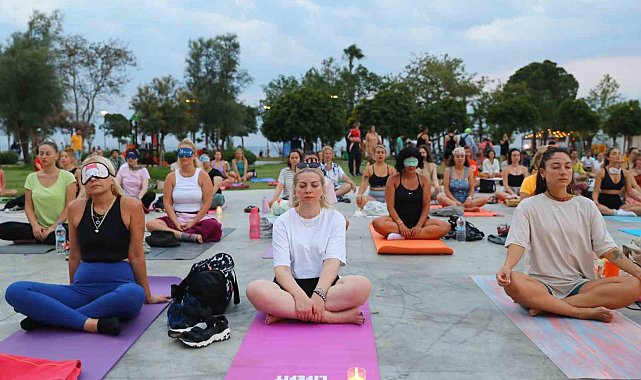 Antalya'nın dünyaca ünlü Konyaaltı sahilinde yoga yaptılar