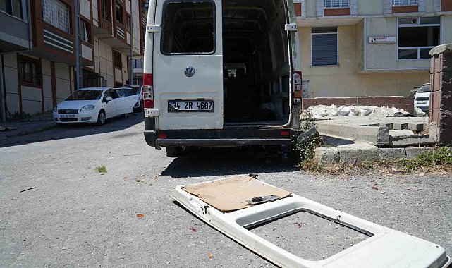 Arnavutköy'de terk edilmiş araçlar mahallelinin korkulu rüyası oldu