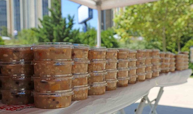 Ataşehir'de 35 bin kişiye aşure ikramı