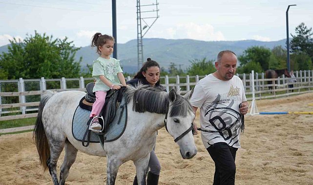 Atlarla dolu hem çocuklara umut oluyor hem de şehir stresini unutturuyor
