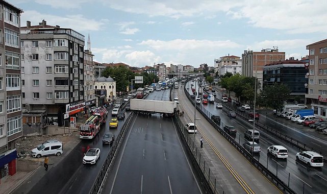 Avcılar'da tır yoldan çıktı: E5 Karayolu trafiğe kapatıldı