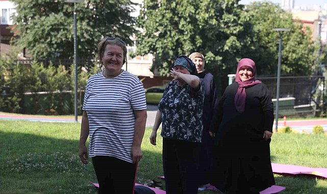 Bağcılar'da yaşlılar kahkaha seansında doyasına eğlendi