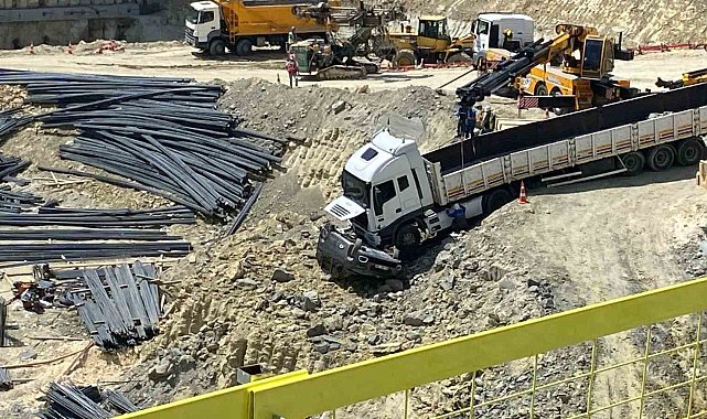 Bahçelievler'de inşaat alanında freni boşalan demir yüklü tır otomobili biçti