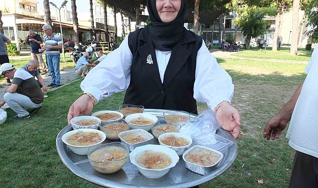 Balıkesir'de kadın muhtar mahallesinde aşure hayrı düzenledi