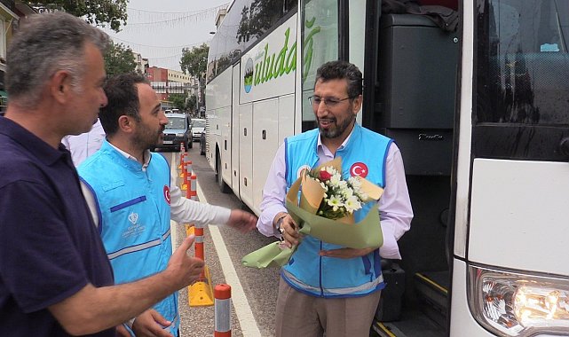 Bandırmalı hacılar çiçeklerle karşılandı