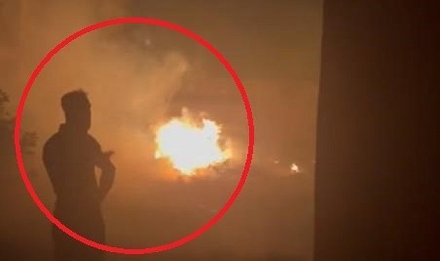 Batman'da apartmanların arasındaki boş arazide çıkan yangını sigara içerek izledi