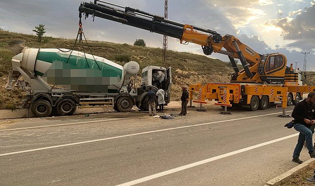 Bayburt'ta beton mikseri yola devrildi: 1 ölü