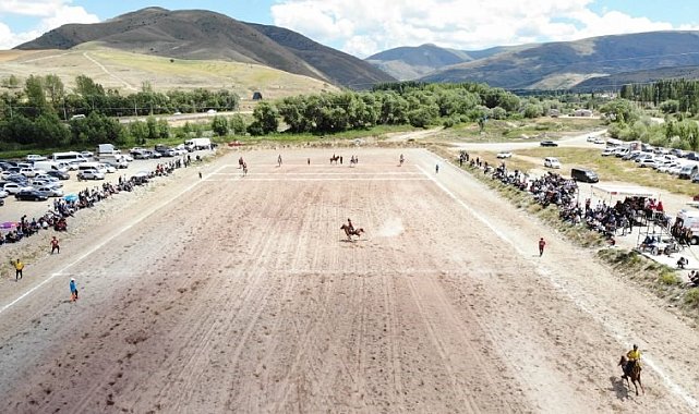 Bayburt'ta renkli görüntülere sahne olan cirit şampiyonluğu davul zurnayla coşkuyla kutlandı