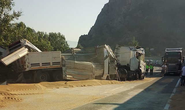 Bilecik'te buğday yüklü tır 3 metre yükseklikten alt yola devrildi