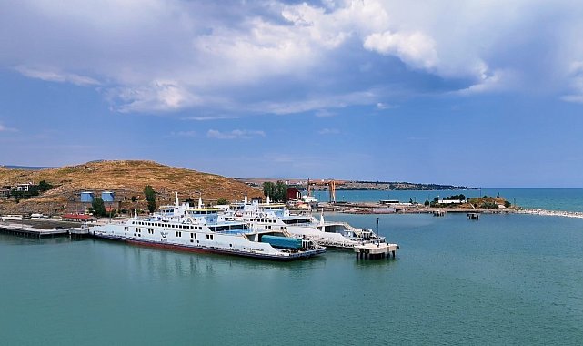 Bitlis'teki ikiz feribotlar Van Gölünde yük taşımacılığında büyük rol oynuyor