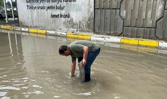 Bolu'da altgeçitler göle döndü: Suyun içinde dakikalarca plakasını aradı