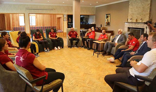 Büyük Kadınlar Güreş Milli Takımı'na moral ziyareti