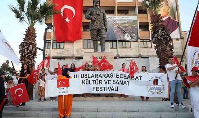 Büyükçekmece Belediyesince yaptırılan Atatürk Anıtı'nın açılışı gerçekleşti