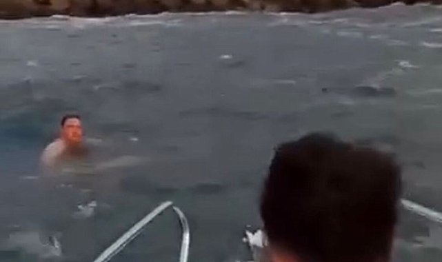 Denizde boğulmak üzere olan şahsın yardımına teknedeki gençler yetişti