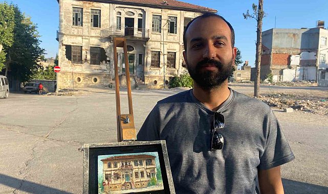 Depremde zarar görmüş kültürel varlıkları tuvale yansıtıyor