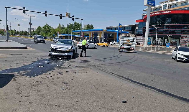 Diyarbakır'da iki otomobil çarpıştı: 2 hafif yaralı